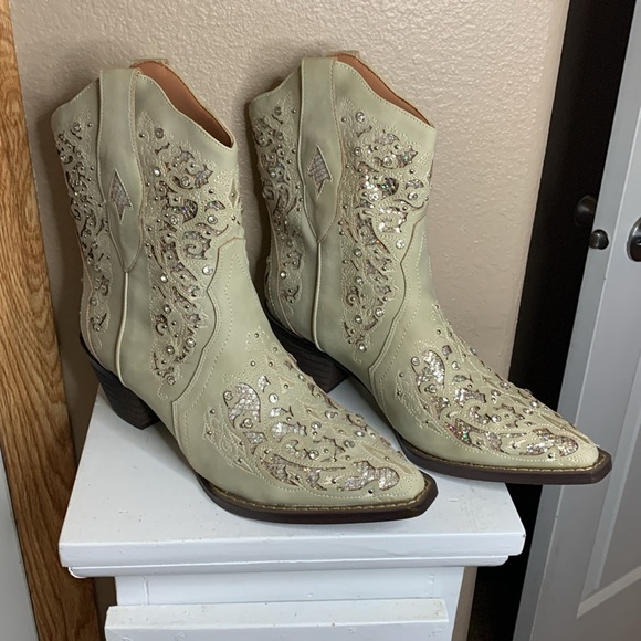 Western tan laser cut glittery short boots NEW in box - Picture 4 of 8